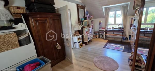 "VISITE VIRTUELLE DISPONIBLE SUR DEMANDE"
Deux maisons réunies sur une même propriété – Idéal résidence familiale, gîte ou investissement locatif !

Vous rêvez d'un bien offrant de multiples possibilités ? Cette propriété composée de deux maisons accolées, chacune avec son accès indépendant, est idéale pour accueillir une grande famille, développer une activité de gîte, créer un logement intergénérationnel ou encore générer un revenu locatif.

Maison principale

Vous découvrirez au rez-de-chaussée une spacieuse et lumineuse pièce de vie avec sa cuisine aménagée et équipée ouverte, prolongée par une agréable véranda. Ce niveau comprend également une chambre, un vaste dressing, une salle d'eau équipée d'une double douche ainsi qu'un WC indépendant.

À l'étage, un palier dessert deux chambres avec lavabo, ainsi qu'un second WC.

À l'extérieur, vous profiterez d'une grande terrasse conviviale ainsi que d'un garage indépendant.

Seconde maison

Parfaitement adaptée à une activité de gîte ou pour recevoir famille et amis, elle se compose au rez-de-chaussée d'une belle pièce de vie avec cuisine aménagée ouverte et d'un bureau pouvant facilement faire office de chambre.

À l'étage, vous trouverez deux chambres, une salle d'eau et un WC indépendant.

Cette seconde habitation bénéficie également d'une véranda, d'une terrasse et d'un garage attenant.

Les atouts
Deux habitations sur une même propriété.
Fort potentiel pour une activité de gîte ou de location saisonnière.
5 chambres au total (avec possibilité d'une chambre supplémentaire grâce au bureau).
Véranda sur chaque maison.
Terrasses pour profiter des beaux jours.
Garages.
Assainissement individuel conforme.
Chauffage par poêle à bois et radiateurs électriques dans les deux habitations.

Une propriété rare offrant de nombreuses possibilités d'aménagement et d'exploitation, idéale pour concrétiser un projet de vie ou d'investissement. Une visite s'impose pour découvrir tout son potentiel !
