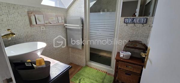 "VISITE VIRTUELLE DISPONIBLE SUR DEMANDE"
Deux maisons réunies sur une même propriété – Idéal résidence familiale, gîte ou investissement locatif !

Vous rêvez d'un bien offrant de multiples possibilités ? Cette propriété composée de deux maisons accolées, chacune avec son accès indépendant, est idéale pour accueillir une grande famille, développer une activité de gîte, créer un logement intergénérationnel ou encore générer un revenu locatif.

Maison principale

Vous découvrirez au rez-de-chaussée une spacieuse et lumineuse pièce de vie avec sa cuisine aménagée et équipée ouverte, prolongée par une agréable véranda. Ce niveau comprend également une chambre, un vaste dressing, une salle d'eau équipée d'une double douche ainsi qu'un WC indépendant.

À l'étage, un palier dessert deux chambres avec lavabo, ainsi qu'un second WC.

À l'extérieur, vous profiterez d'une grande terrasse conviviale ainsi que d'un garage indépendant.

Seconde maison

Parfaitement adaptée à une activité de gîte ou pour recevoir famille et amis, elle se compose au rez-de-chaussée d'une belle pièce de vie avec cuisine aménagée ouverte et d'un bureau pouvant facilement faire office de chambre.

À l'étage, vous trouverez deux chambres, une salle d'eau et un WC indépendant.

Cette seconde habitation bénéficie également d'une véranda, d'une terrasse et d'un garage attenant.

Les atouts
Deux habitations sur une même propriété.
Fort potentiel pour une activité de gîte ou de location saisonnière.
5 chambres au total (avec possibilité d'une chambre supplémentaire grâce au bureau).
Véranda sur chaque maison.
Terrasses pour profiter des beaux jours.
Garages.
Assainissement individuel conforme.
Chauffage par poêle à bois et radiateurs électriques dans les deux habitations.

Une propriété rare offrant de nombreuses possibilités d'aménagement et d'exploitation, idéale pour concrétiser un projet de vie ou d'investissement. Une visite s'impose pour découvrir tout son potentiel !