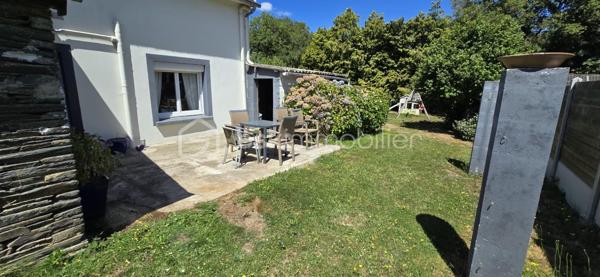 "VISITE VIRTUELLE DISPONIBLE SUR DEMANDE"
Deux maisons réunies sur une même propriété – Idéal résidence familiale, gîte ou investissement locatif !

Vous rêvez d'un bien offrant de multiples possibilités ? Cette propriété composée de deux maisons accolées, chacune avec son accès indépendant, est idéale pour accueillir une grande famille, développer une activité de gîte, créer un logement intergénérationnel ou encore générer un revenu locatif.

Maison principale

Vous découvrirez au rez-de-chaussée une spacieuse et lumineuse pièce de vie avec sa cuisine aménagée et équipée ouverte, prolongée par une agréable véranda. Ce niveau comprend également une chambre, un vaste dressing, une salle d'eau équipée d'une double douche ainsi qu'un WC indépendant.

À l'étage, un palier dessert deux chambres avec lavabo, ainsi qu'un second WC.

À l'extérieur, vous profiterez d'une grande terrasse conviviale ainsi que d'un garage indépendant.

Seconde maison

Parfaitement adaptée à une activité de gîte ou pour recevoir famille et amis, elle se compose au rez-de-chaussée d'une belle pièce de vie avec cuisine aménagée ouverte et d'un bureau pouvant facilement faire office de chambre.

À l'étage, vous trouverez deux chambres, une salle d'eau et un WC indépendant.

Cette seconde habitation bénéficie également d'une véranda, d'une terrasse et d'un garage attenant.

Les atouts
Deux habitations sur une même propriété.
Fort potentiel pour une activité de gîte ou de location saisonnière.
5 chambres au total (avec possibilité d'une chambre supplémentaire grâce au bureau).
Véranda sur chaque maison.
Terrasses pour profiter des beaux jours.
Garages.
Assainissement individuel conforme.
Chauffage par poêle à bois et radiateurs électriques dans les deux habitations.

Une propriété rare offrant de nombreuses possibilités d'aménagement et d'exploitation, idéale pour concrétiser un projet de vie ou d'investissement. Une visite s'impose pour découvrir tout son potentiel !