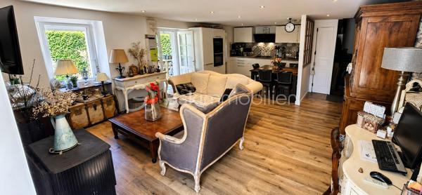 "VISITE VIRTUELLE DISPONIBLE SUR DEMANDE"
Deux maisons réunies sur une même propriété – Idéal résidence familiale, gîte ou investissement locatif !

Vous rêvez d'un bien offrant de multiples possibilités ? Cette propriété composée de deux maisons accolées, chacune avec son accès indépendant, est idéale pour accueillir une grande famille, développer une activité de gîte, créer un logement intergénérationnel ou encore générer un revenu locatif.

Maison principale

Vous découvrirez au rez-de-chaussée une spacieuse et lumineuse pièce de vie avec sa cuisine aménagée et équipée ouverte, prolongée par une agréable véranda. Ce niveau comprend également une chambre, un vaste dressing, une salle d'eau équipée d'une double douche ainsi qu'un WC indépendant.

À l'étage, un palier dessert deux chambres avec lavabo, ainsi qu'un second WC.

À l'extérieur, vous profiterez d'une grande terrasse conviviale ainsi que d'un garage indépendant.

Seconde maison

Parfaitement adaptée à une activité de gîte ou pour recevoir famille et amis, elle se compose au rez-de-chaussée d'une belle pièce de vie avec cuisine aménagée ouverte et d'un bureau pouvant facilement faire office de chambre.

À l'étage, vous trouverez deux chambres, une salle d'eau et un WC indépendant.

Cette seconde habitation bénéficie également d'une véranda, d'une terrasse et d'un garage attenant.

Les atouts
Deux habitations sur une même propriété.
Fort potentiel pour une activité de gîte ou de location saisonnière.
5 chambres au total (avec possibilité d'une chambre supplémentaire grâce au bureau).
Véranda sur chaque maison.
Terrasses pour profiter des beaux jours.
Garages.
Assainissement individuel conforme.
Chauffage par poêle à bois et radiateurs électriques dans les deux habitations.

Une propriété rare offrant de nombreuses possibilités d'aménagement et d'exploitation, idéale pour concrétiser un projet de vie ou d'investissement. Une visite s'impose pour découvrir tout son potentiel !
