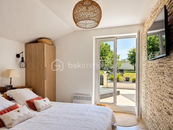 "VISITE VIRTUELLE DISPONIBLE SUR DEMANDE"
Deux maisons réunies sur une même propriété – Idéal résidence familiale, gîte ou investissement locatif !

Vous rêvez d'un bien offrant de multiples possibilités ? Cette propriété composée de deux maisons accolées, chacune avec son accès indépendant, est idéale pour accueillir une grande famille, développer une activité de gîte, créer un logement intergénérationnel ou encore générer un revenu locatif.

Maison principale

Vous découvrirez au rez-de-chaussée une spacieuse et lumineuse pièce de vie avec sa cuisine aménagée et équipée ouverte, prolongée par une agréable véranda. Ce niveau comprend également une chambre, un vaste dressing, une salle d'eau équipée d'une double douche ainsi qu'un WC indépendant.

À l'étage, un palier dessert deux chambres avec lavabo, ainsi qu'un second WC.

À l'extérieur, vous profiterez d'une grande terrasse conviviale ainsi que d'un garage indépendant.

Seconde maison

Parfaitement adaptée à une activité de gîte ou pour recevoir famille et amis, elle se compose au rez-de-chaussée d'une belle pièce de vie avec cuisine aménagée ouverte et d'un bureau pouvant facilement faire office de chambre.

À l'étage, vous trouverez deux chambres, une salle d'eau et un WC indépendant.

Cette seconde habitation bénéficie également d'une véranda, d'une terrasse et d'un garage attenant.

Les atouts
Deux habitations sur une même propriété.
Fort potentiel pour une activité de gîte ou de location saisonnière.
5 chambres au total (avec possibilité d'une chambre supplémentaire grâce au bureau).
Véranda sur chaque maison.
Terrasses pour profiter des beaux jours.
Garages.
Assainissement individuel conforme.
Chauffage par poêle à bois et radiateurs électriques dans les deux habitations.

Une propriété rare offrant de nombreuses possibilités d'aménagement et d'exploitation, idéale pour concrétiser un projet de vie ou d'investissement. Une visite s'impose pour découvrir tout son potentiel !