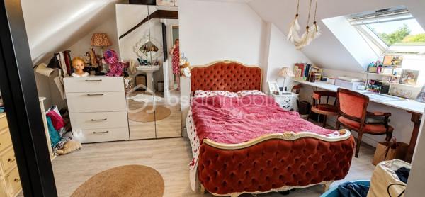 "VISITE VIRTUELLE DISPONIBLE SUR DEMANDE"
Deux maisons réunies sur une même propriété – Idéal résidence familiale, gîte ou investissement locatif !

Vous rêvez d'un bien offrant de multiples possibilités ? Cette propriété composée de deux maisons accolées, chacune avec son accès indépendant, est idéale pour accueillir une grande famille, développer une activité de gîte, créer un logement intergénérationnel ou encore générer un revenu locatif.

Maison principale

Vous découvrirez au rez-de-chaussée une spacieuse et lumineuse pièce de vie avec sa cuisine aménagée et équipée ouverte, prolongée par une agréable véranda. Ce niveau comprend également une chambre, un vaste dressing, une salle d'eau équipée d'une double douche ainsi qu'un WC indépendant.

À l'étage, un palier dessert deux chambres avec lavabo, ainsi qu'un second WC.

À l'extérieur, vous profiterez d'une grande terrasse conviviale ainsi que d'un garage indépendant.

Seconde maison

Parfaitement adaptée à une activité de gîte ou pour recevoir famille et amis, elle se compose au rez-de-chaussée d'une belle pièce de vie avec cuisine aménagée ouverte et d'un bureau pouvant facilement faire office de chambre.

À l'étage, vous trouverez deux chambres, une salle d'eau et un WC indépendant.

Cette seconde habitation bénéficie également d'une véranda, d'une terrasse et d'un garage attenant.

Les atouts
Deux habitations sur une même propriété.
Fort potentiel pour une activité de gîte ou de location saisonnière.
5 chambres au total (avec possibilité d'une chambre supplémentaire grâce au bureau).
Véranda sur chaque maison.
Terrasses pour profiter des beaux jours.
Garages.
Assainissement individuel conforme.
Chauffage par poêle à bois et radiateurs électriques dans les deux habitations.

Une propriété rare offrant de nombreuses possibilités d'aménagement et d'exploitation, idéale pour concrétiser un projet de vie ou d'investissement. Une visite s'impose pour découvrir tout son potentiel !