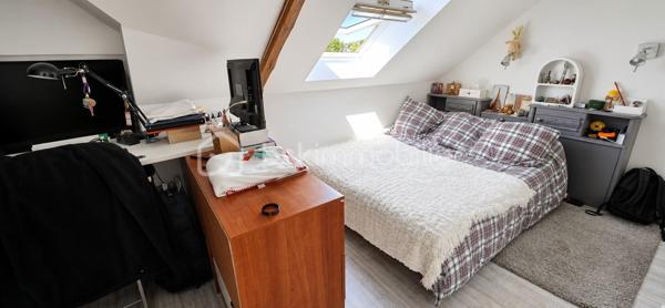 "VISITE VIRTUELLE DISPONIBLE SUR DEMANDE"
Deux maisons réunies sur une même propriété – Idéal résidence familiale, gîte ou investissement locatif !

Vous rêvez d'un bien offrant de multiples possibilités ? Cette propriété composée de deux maisons accolées, chacune avec son accès indépendant, est idéale pour accueillir une grande famille, développer une activité de gîte, créer un logement intergénérationnel ou encore générer un revenu locatif.

Maison principale

Vous découvrirez au rez-de-chaussée une spacieuse et lumineuse pièce de vie avec sa cuisine aménagée et équipée ouverte, prolongée par une agréable véranda. Ce niveau comprend également une chambre, un vaste dressing, une salle d'eau équipée d'une double douche ainsi qu'un WC indépendant.

À l'étage, un palier dessert deux chambres avec lavabo, ainsi qu'un second WC.

À l'extérieur, vous profiterez d'une grande terrasse conviviale ainsi que d'un garage indépendant.

Seconde maison

Parfaitement adaptée à une activité de gîte ou pour recevoir famille et amis, elle se compose au rez-de-chaussée d'une belle pièce de vie avec cuisine aménagée ouverte et d'un bureau pouvant facilement faire office de chambre.

À l'étage, vous trouverez deux chambres, une salle d'eau et un WC indépendant.

Cette seconde habitation bénéficie également d'une véranda, d'une terrasse et d'un garage attenant.

Les atouts
Deux habitations sur une même propriété.
Fort potentiel pour une activité de gîte ou de location saisonnière.
5 chambres au total (avec possibilité d'une chambre supplémentaire grâce au bureau).
Véranda sur chaque maison.
Terrasses pour profiter des beaux jours.
Garages.
Assainissement individuel conforme.
Chauffage par poêle à bois et radiateurs électriques dans les deux habitations.

Une propriété rare offrant de nombreuses possibilités d'aménagement et d'exploitation, idéale pour concrétiser un projet de vie ou d'investissement. Une visite s'impose pour découvrir tout son potentiel !