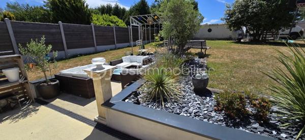 "VISITE VIRTUELLE DISPONIBLE SUR DEMANDE"
Deux maisons réunies sur une même propriété – Idéal résidence familiale, gîte ou investissement locatif !

Vous rêvez d'un bien offrant de multiples possibilités ? Cette propriété composée de deux maisons accolées, chacune avec son accès indépendant, est idéale pour accueillir une grande famille, développer une activité de gîte, créer un logement intergénérationnel ou encore générer un revenu locatif.

Maison principale

Vous découvrirez au rez-de-chaussée une spacieuse et lumineuse pièce de vie avec sa cuisine aménagée et équipée ouverte, prolongée par une agréable véranda. Ce niveau comprend également une chambre, un vaste dressing, une salle d'eau équipée d'une double douche ainsi qu'un WC indépendant.

À l'étage, un palier dessert deux chambres avec lavabo, ainsi qu'un second WC.

À l'extérieur, vous profiterez d'une grande terrasse conviviale ainsi que d'un garage indépendant.

Seconde maison

Parfaitement adaptée à une activité de gîte ou pour recevoir famille et amis, elle se compose au rez-de-chaussée d'une belle pièce de vie avec cuisine aménagée ouverte et d'un bureau pouvant facilement faire office de chambre.

À l'étage, vous trouverez deux chambres, une salle d'eau et un WC indépendant.

Cette seconde habitation bénéficie également d'une véranda, d'une terrasse et d'un garage attenant.

Les atouts
Deux habitations sur une même propriété.
Fort potentiel pour une activité de gîte ou de location saisonnière.
5 chambres au total (avec possibilité d'une chambre supplémentaire grâce au bureau).
Véranda sur chaque maison.
Terrasses pour profiter des beaux jours.
Garages.
Assainissement individuel conforme.
Chauffage par poêle à bois et radiateurs électriques dans les deux habitations.

Une propriété rare offrant de nombreuses possibilités d'aménagement et d'exploitation, idéale pour concrétiser un projet de vie ou d'investissement. Une visite s'impose pour découvrir tout son potentiel !