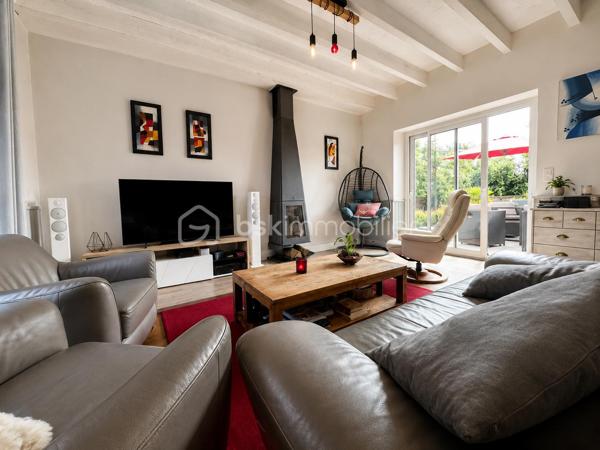 BSKIMMOBILIER vous présente en exclusivité : En plein hyper centre de Pluneret, à deux pas des écoles, commerces et services, découvrez cette belle maison en pierre d’environ 139 m² habitables, alliant charme de l’ancien et confort familial.
Dès l’entrée, le cachet opère : beaux volumes, hauteur sous plafond et ambiance chaleureuse. La maison offre un salon traversant lumineux, agrémenté d’un poêle à bois, idéal pour créer une atmosphère conviviale en toute saison.
La cuisine, aménagée et équipée, dispose d’un bel îlot central et s’ouvre sur un espace salle à manger. Le salon comme la salle à manger bénéficient d’un accès direct à la terrasse, parfaite pour profiter des beaux jours en toute intimité.
Côté nuit, la maison propose 4 chambres, ainsi qu’un espace complémentaire pouvant faire office de bureau, de grand dressing ou de pièce selon vos besoins. Vous disposerez également d’une salle d’eau, d’une salle de bains et de 3 WC, répartis sur chaque niveau pour un confort optimal au quotidien.
À l’extérieur, la parcelle de 536 m² offre un cadre intimiste et agréable. Vous profiterez de plusieurs stationnements à l’intérieur de la propriété, d’un garage ainsi que de dépendances pratiques pour le stockage, le rangement ou les projets annexes.
Un bien rare sur le secteur, combinant emplacement privilégié, charme de la pierre, volumes familiaux et vie à pied au cœur de Pluneret.
Les plus :
Hyper centre de Pluneret, écoles et commerces à pied, maison en pierre, 4 chambres, bureau/dressing, poêle à bois, salon traversant, cuisine équipée avec îlot, terrasse, terrain intimiste, garage, dépendances et stationnement privatif.

Pour plus d'information et visiter ce bien contactez Guillaume LE STRAT.

Pour vous, je réalise, gratuitement et sous 48h votre avis de valeur dans le cadre d’une succession ou de votre projet de vente sur les secteurs Golfe du Morbihan, Pays d'Auray, Ploemel, Brech, Pluneret, Sainte-Anne-D'Auray, Plumergat, Le Bono, Plougoumelen, Baden...Pluvigner et ses alentours... Au plaisir de vous aider ou vous accompagner personnellement dans votre projet immobilier !