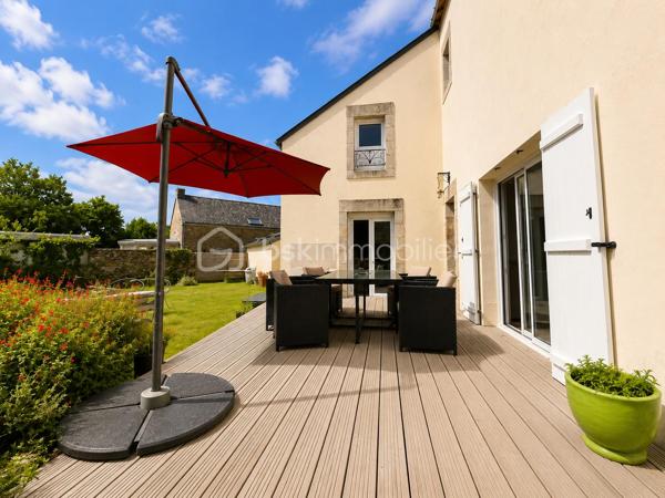 BSKIMMOBILIER vous présente en exclusivité : En plein hyper centre de Pluneret, à deux pas des écoles, commerces et services, découvrez cette belle maison en pierre d’environ 139 m² habitables, alliant charme de l’ancien et confort familial.
Dès l’entrée, le cachet opère : beaux volumes, hauteur sous plafond et ambiance chaleureuse. La maison offre un salon traversant lumineux, agrémenté d’un poêle à bois, idéal pour créer une atmosphère conviviale en toute saison.
La cuisine, aménagée et équipée, dispose d’un bel îlot central et s’ouvre sur un espace salle à manger. Le salon comme la salle à manger bénéficient d’un accès direct à la terrasse, parfaite pour profiter des beaux jours en toute intimité.
Côté nuit, la maison propose 4 chambres, ainsi qu’un espace complémentaire pouvant faire office de bureau, de grand dressing ou de pièce selon vos besoins. Vous disposerez également d’une salle d’eau, d’une salle de bains et de 3 WC, répartis sur chaque niveau pour un confort optimal au quotidien.
À l’extérieur, la parcelle de 536 m² offre un cadre intimiste et agréable. Vous profiterez de plusieurs stationnements à l’intérieur de la propriété, d’un garage ainsi que de dépendances pratiques pour le stockage, le rangement ou les projets annexes.
Un bien rare sur le secteur, combinant emplacement privilégié, charme de la pierre, volumes familiaux et vie à pied au cœur de Pluneret.
Les plus :
Hyper centre de Pluneret, écoles et commerces à pied, maison en pierre, 4 chambres, bureau/dressing, poêle à bois, salon traversant, cuisine équipée avec îlot, terrasse, terrain intimiste, garage, dépendances et stationnement privatif.

Pour plus d'information et visiter ce bien contactez Guillaume LE STRAT.

Pour vous, je réalise, gratuitement et sous 48h votre avis de valeur dans le cadre d’une succession ou de votre projet de vente sur les secteurs Golfe du Morbihan, Pays d'Auray, Ploemel, Brech, Pluneret, Sainte-Anne-D'Auray, Plumergat, Le Bono, Plougoumelen, Baden...Pluvigner et ses alentours... Au plaisir de vous aider ou vous accompagner personnellement dans votre projet immobilier !