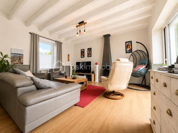 BSKIMMOBILIER vous présente en exclusivité : En plein hyper centre de Pluneret, à deux pas des écoles, commerces et services, découvrez cette belle maison en pierre d’environ 139 m² habitables, alliant charme de l’ancien et confort familial.
Dès l’entrée, le cachet opère : beaux volumes, hauteur sous plafond et ambiance chaleureuse. La maison offre un salon traversant lumineux, agrémenté d’un poêle à bois, idéal pour créer une atmosphère conviviale en toute saison.
La cuisine, aménagée et équipée, dispose d’un bel îlot central et s’ouvre sur un espace salle à manger. Le salon comme la salle à manger bénéficient d’un accès direct à la terrasse, parfaite pour profiter des beaux jours en toute intimité.
Côté nuit, la maison propose 4 chambres, ainsi qu’un espace complémentaire pouvant faire office de bureau, de grand dressing ou de pièce selon vos besoins. Vous disposerez également d’une salle d’eau, d’une salle de bains et de 3 WC, répartis sur chaque niveau pour un confort optimal au quotidien.
À l’extérieur, la parcelle de 536 m² offre un cadre intimiste et agréable. Vous profiterez de plusieurs stationnements à l’intérieur de la propriété, d’un garage ainsi que de dépendances pratiques pour le stockage, le rangement ou les projets annexes.
Un bien rare sur le secteur, combinant emplacement privilégié, charme de la pierre, volumes familiaux et vie à pied au cœur de Pluneret.
Les plus :
Hyper centre de Pluneret, écoles et commerces à pied, maison en pierre, 4 chambres, bureau/dressing, poêle à bois, salon traversant, cuisine équipée avec îlot, terrasse, terrain intimiste, garage, dépendances et stationnement privatif.

Pour plus d'information et visiter ce bien contactez Guillaume LE STRAT.

Pour vous, je réalise, gratuitement et sous 48h votre avis de valeur dans le cadre d’une succession ou de votre projet de vente sur les secteurs Golfe du Morbihan, Pays d'Auray, Ploemel, Brech, Pluneret, Sainte-Anne-D'Auray, Plumergat, Le Bono, Plougoumelen, Baden...Pluvigner et ses alentours... Au plaisir de vous aider ou vous accompagner personnellement dans votre projet immobilier !