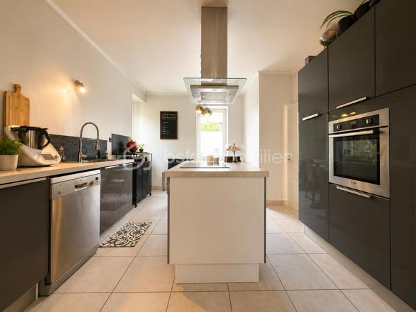 BSKIMMOBILIER vous présente en exclusivité : En plein hyper centre de Pluneret, à deux pas des écoles, commerces et services, découvrez cette belle maison en pierre d’environ 139 m² habitables, alliant charme de l’ancien et confort familial.
Dès l’entrée, le cachet opère : beaux volumes, hauteur sous plafond et ambiance chaleureuse. La maison offre un salon traversant lumineux, agrémenté d’un poêle à bois, idéal pour créer une atmosphère conviviale en toute saison.
La cuisine, aménagée et équipée, dispose d’un bel îlot central et s’ouvre sur un espace salle à manger. Le salon comme la salle à manger bénéficient d’un accès direct à la terrasse, parfaite pour profiter des beaux jours en toute intimité.
Côté nuit, la maison propose 4 chambres, ainsi qu’un espace complémentaire pouvant faire office de bureau, de grand dressing ou de pièce selon vos besoins. Vous disposerez également d’une salle d’eau, d’une salle de bains et de 3 WC, répartis sur chaque niveau pour un confort optimal au quotidien.
À l’extérieur, la parcelle de 536 m² offre un cadre intimiste et agréable. Vous profiterez de plusieurs stationnements à l’intérieur de la propriété, d’un garage ainsi que de dépendances pratiques pour le stockage, le rangement ou les projets annexes.
Un bien rare sur le secteur, combinant emplacement privilégié, charme de la pierre, volumes familiaux et vie à pied au cœur de Pluneret.
Les plus :
Hyper centre de Pluneret, écoles et commerces à pied, maison en pierre, 4 chambres, bureau/dressing, poêle à bois, salon traversant, cuisine équipée avec îlot, terrasse, terrain intimiste, garage, dépendances et stationnement privatif.

Pour plus d'information et visiter ce bien contactez Guillaume LE STRAT.

Pour vous, je réalise, gratuitement et sous 48h votre avis de valeur dans le cadre d’une succession ou de votre projet de vente sur les secteurs Golfe du Morbihan, Pays d'Auray, Ploemel, Brech, Pluneret, Sainte-Anne-D'Auray, Plumergat, Le Bono, Plougoumelen, Baden...Pluvigner et ses alentours... Au plaisir de vous aider ou vous accompagner personnellement dans votre projet immobilier !