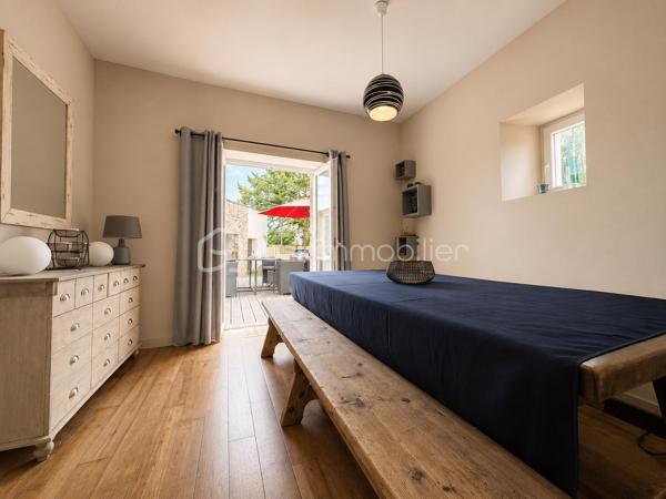 BSKIMMOBILIER vous présente en exclusivité : En plein hyper centre de Pluneret, à deux pas des écoles, commerces et services, découvrez cette belle maison en pierre d’environ 139 m² habitables, alliant charme de l’ancien et confort familial.
Dès l’entrée, le cachet opère : beaux volumes, hauteur sous plafond et ambiance chaleureuse. La maison offre un salon traversant lumineux, agrémenté d’un poêle à bois, idéal pour créer une atmosphère conviviale en toute saison.
La cuisine, aménagée et équipée, dispose d’un bel îlot central et s’ouvre sur un espace salle à manger. Le salon comme la salle à manger bénéficient d’un accès direct à la terrasse, parfaite pour profiter des beaux jours en toute intimité.
Côté nuit, la maison propose 4 chambres, ainsi qu’un espace complémentaire pouvant faire office de bureau, de grand dressing ou de pièce selon vos besoins. Vous disposerez également d’une salle d’eau, d’une salle de bains et de 3 WC, répartis sur chaque niveau pour un confort optimal au quotidien.
À l’extérieur, la parcelle de 536 m² offre un cadre intimiste et agréable. Vous profiterez de plusieurs stationnements à l’intérieur de la propriété, d’un garage ainsi que de dépendances pratiques pour le stockage, le rangement ou les projets annexes.
Un bien rare sur le secteur, combinant emplacement privilégié, charme de la pierre, volumes familiaux et vie à pied au cœur de Pluneret.
Les plus :
Hyper centre de Pluneret, écoles et commerces à pied, maison en pierre, 4 chambres, bureau/dressing, poêle à bois, salon traversant, cuisine équipée avec îlot, terrasse, terrain intimiste, garage, dépendances et stationnement privatif.

Pour plus d'information et visiter ce bien contactez Guillaume LE STRAT.

Pour vous, je réalise, gratuitement et sous 48h votre avis de valeur dans le cadre d’une succession ou de votre projet de vente sur les secteurs Golfe du Morbihan, Pays d'Auray, Ploemel, Brech, Pluneret, Sainte-Anne-D'Auray, Plumergat, Le Bono, Plougoumelen, Baden...Pluvigner et ses alentours... Au plaisir de vous aider ou vous accompagner personnellement dans votre projet immobilier !