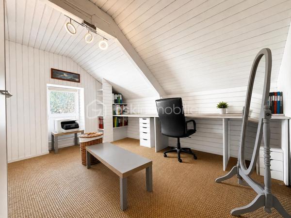 BSKIMMOBILIER vous présente en exclusivité : En plein hyper centre de Pluneret, à deux pas des écoles, commerces et services, découvrez cette belle maison en pierre d’environ 139 m² habitables, alliant charme de l’ancien et confort familial.
Dès l’entrée, le cachet opère : beaux volumes, hauteur sous plafond et ambiance chaleureuse. La maison offre un salon traversant lumineux, agrémenté d’un poêle à bois, idéal pour créer une atmosphère conviviale en toute saison.
La cuisine, aménagée et équipée, dispose d’un bel îlot central et s’ouvre sur un espace salle à manger. Le salon comme la salle à manger bénéficient d’un accès direct à la terrasse, parfaite pour profiter des beaux jours en toute intimité.
Côté nuit, la maison propose 4 chambres, ainsi qu’un espace complémentaire pouvant faire office de bureau, de grand dressing ou de pièce selon vos besoins. Vous disposerez également d’une salle d’eau, d’une salle de bains et de 3 WC, répartis sur chaque niveau pour un confort optimal au quotidien.
À l’extérieur, la parcelle de 536 m² offre un cadre intimiste et agréable. Vous profiterez de plusieurs stationnements à l’intérieur de la propriété, d’un garage ainsi que de dépendances pratiques pour le stockage, le rangement ou les projets annexes.
Un bien rare sur le secteur, combinant emplacement privilégié, charme de la pierre, volumes familiaux et vie à pied au cœur de Pluneret.
Les plus :
Hyper centre de Pluneret, écoles et commerces à pied, maison en pierre, 4 chambres, bureau/dressing, poêle à bois, salon traversant, cuisine équipée avec îlot, terrasse, terrain intimiste, garage, dépendances et stationnement privatif.

Pour plus d'information et visiter ce bien contactez Guillaume LE STRAT.

Pour vous, je réalise, gratuitement et sous 48h votre avis de valeur dans le cadre d’une succession ou de votre projet de vente sur les secteurs Golfe du Morbihan, Pays d'Auray, Ploemel, Brech, Pluneret, Sainte-Anne-D'Auray, Plumergat, Le Bono, Plougoumelen, Baden...Pluvigner et ses alentours... Au plaisir de vous aider ou vous accompagner personnellement dans votre projet immobilier !