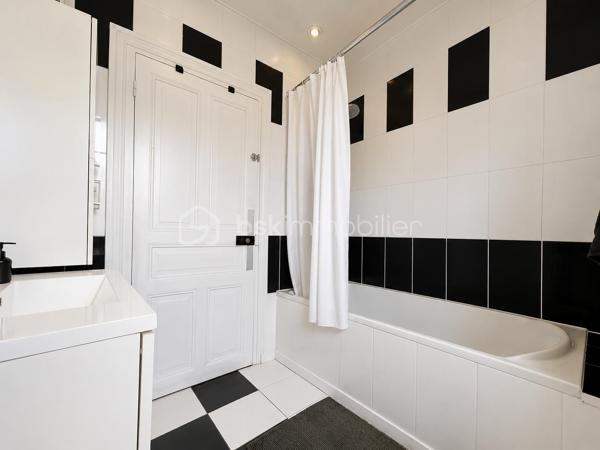 BSKIMMOBILIER vous présente en exclusivité : En plein hyper centre de Pluneret, à deux pas des écoles, commerces et services, découvrez cette belle maison en pierre d’environ 139 m² habitables, alliant charme de l’ancien et confort familial.
Dès l’entrée, le cachet opère : beaux volumes, hauteur sous plafond et ambiance chaleureuse. La maison offre un salon traversant lumineux, agrémenté d’un poêle à bois, idéal pour créer une atmosphère conviviale en toute saison.
La cuisine, aménagée et équipée, dispose d’un bel îlot central et s’ouvre sur un espace salle à manger. Le salon comme la salle à manger bénéficient d’un accès direct à la terrasse, parfaite pour profiter des beaux jours en toute intimité.
Côté nuit, la maison propose 4 chambres, ainsi qu’un espace complémentaire pouvant faire office de bureau, de grand dressing ou de pièce selon vos besoins. Vous disposerez également d’une salle d’eau, d’une salle de bains et de 3 WC, répartis sur chaque niveau pour un confort optimal au quotidien.
À l’extérieur, la parcelle de 536 m² offre un cadre intimiste et agréable. Vous profiterez de plusieurs stationnements à l’intérieur de la propriété, d’un garage ainsi que de dépendances pratiques pour le stockage, le rangement ou les projets annexes.
Un bien rare sur le secteur, combinant emplacement privilégié, charme de la pierre, volumes familiaux et vie à pied au cœur de Pluneret.
Les plus :
Hyper centre de Pluneret, écoles et commerces à pied, maison en pierre, 4 chambres, bureau/dressing, poêle à bois, salon traversant, cuisine équipée avec îlot, terrasse, terrain intimiste, garage, dépendances et stationnement privatif.

Pour plus d'information et visiter ce bien contactez Guillaume LE STRAT.

Pour vous, je réalise, gratuitement et sous 48h votre avis de valeur dans le cadre d’une succession ou de votre projet de vente sur les secteurs Golfe du Morbihan, Pays d'Auray, Ploemel, Brech, Pluneret, Sainte-Anne-D'Auray, Plumergat, Le Bono, Plougoumelen, Baden...Pluvigner et ses alentours... Au plaisir de vous aider ou vous accompagner personnellement dans votre projet immobilier !