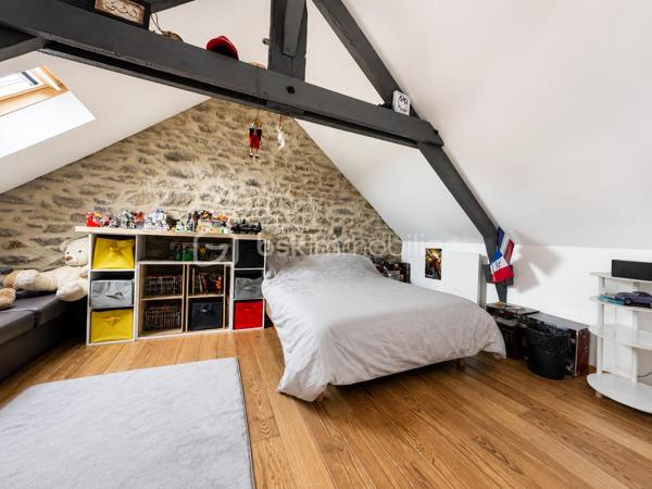 BSKIMMOBILIER vous présente en exclusivité : En plein hyper centre de Pluneret, à deux pas des écoles, commerces et services, découvrez cette belle maison en pierre d’environ 139 m² habitables, alliant charme de l’ancien et confort familial.
Dès l’entrée, le cachet opère : beaux volumes, hauteur sous plafond et ambiance chaleureuse. La maison offre un salon traversant lumineux, agrémenté d’un poêle à bois, idéal pour créer une atmosphère conviviale en toute saison.
La cuisine, aménagée et équipée, dispose d’un bel îlot central et s’ouvre sur un espace salle à manger. Le salon comme la salle à manger bénéficient d’un accès direct à la terrasse, parfaite pour profiter des beaux jours en toute intimité.
Côté nuit, la maison propose 4 chambres, ainsi qu’un espace complémentaire pouvant faire office de bureau, de grand dressing ou de pièce selon vos besoins. Vous disposerez également d’une salle d’eau, d’une salle de bains et de 3 WC, répartis sur chaque niveau pour un confort optimal au quotidien.
À l’extérieur, la parcelle de 536 m² offre un cadre intimiste et agréable. Vous profiterez de plusieurs stationnements à l’intérieur de la propriété, d’un garage ainsi que de dépendances pratiques pour le stockage, le rangement ou les projets annexes.
Un bien rare sur le secteur, combinant emplacement privilégié, charme de la pierre, volumes familiaux et vie à pied au cœur de Pluneret.
Les plus :
Hyper centre de Pluneret, écoles et commerces à pied, maison en pierre, 4 chambres, bureau/dressing, poêle à bois, salon traversant, cuisine équipée avec îlot, terrasse, terrain intimiste, garage, dépendances et stationnement privatif.

Pour plus d'information et visiter ce bien contactez Guillaume LE STRAT.

Pour vous, je réalise, gratuitement et sous 48h votre avis de valeur dans le cadre d’une succession ou de votre projet de vente sur les secteurs Golfe du Morbihan, Pays d'Auray, Ploemel, Brech, Pluneret, Sainte-Anne-D'Auray, Plumergat, Le Bono, Plougoumelen, Baden...Pluvigner et ses alentours... Au plaisir de vous aider ou vous accompagner personnellement dans votre projet immobilier !