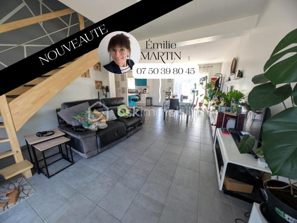 Laissez-vous séduire par cette maison récente, alliant confort, fonctionnalité et luminosité, idéale pour accueillir votre famille.

Dès l'entrée, découvrez une agréable pièce de vie traversante, baignée de lumière naturelle, avec sa cuisine aménagée et équipée ouverte sur le séjour. Un espace convivial, parfait pour partager de beaux moments en famille ou entre amis.

Le rez-de-chaussée offre également une chambre avec sa salle d'eau privative, idéale pour une vie de plain-pied, pour recevoir ou aménager un espace indépendant, ainsi qu'un WC séparé.

À l'étage, un palier dessert trois chambres confortables, une salle de bains et un second WC indépendant, offrant à chacun son espace.

À l'extérieur, vous profiterez d'un jardin clos, parfait pour les repas en extérieur, les jeux des enfants ou les soirées d'été en toute tranquillité. Un garage ainsi que deux places de stationnement privatives complètent les prestations de cette maison.

Quelques travaux de finition restent à prévoir, vous offrant l'opportunité de personnaliser les derniers détails selon vos goûts et vos envies.

Une maison récente, fonctionnelle et évolutive, qui n'attend plus que ses futurs propriétaires.

Contactez-moi dès maintenant pour organiser une visite et découvrir tout son potentiel.