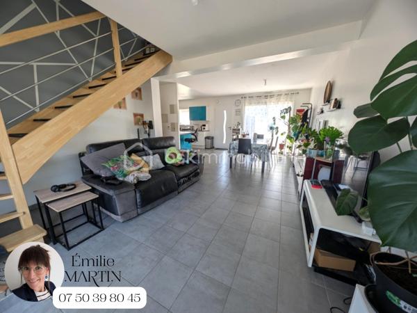 Laissez-vous séduire par cette maison récente, alliant confort, fonctionnalité et luminosité, idéale pour accueillir votre famille.

Dès l'entrée, découvrez une agréable pièce de vie traversante, baignée de lumière naturelle, avec sa cuisine aménagée et équipée ouverte sur le séjour. Un espace convivial, parfait pour partager de beaux moments en famille ou entre amis.

Le rez-de-chaussée offre également une chambre avec sa salle d'eau privative, idéale pour une vie de plain-pied, pour recevoir ou aménager un espace indépendant, ainsi qu'un WC séparé.

À l'étage, un palier dessert trois chambres confortables, une salle de bains et un second WC indépendant, offrant à chacun son espace.

À l'extérieur, vous profiterez d'un jardin clos, parfait pour les repas en extérieur, les jeux des enfants ou les soirées d'été en toute tranquillité. Un garage ainsi que deux places de stationnement privatives complètent les prestations de cette maison.

Quelques travaux de finition restent à prévoir, vous offrant l'opportunité de personnaliser les derniers détails selon vos goûts et vos envies.

Une maison récente, fonctionnelle et évolutive, qui n'attend plus que ses futurs propriétaires.

Contactez-moi dès maintenant pour organiser une visite et découvrir tout son potentiel.