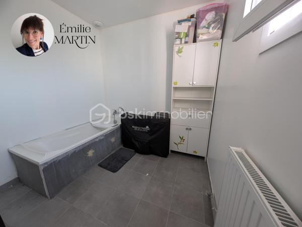 Laissez-vous séduire par cette maison récente, alliant confort, fonctionnalité et luminosité, idéale pour accueillir votre famille.

Dès l'entrée, découvrez une agréable pièce de vie traversante, baignée de lumière naturelle, avec sa cuisine aménagée et équipée ouverte sur le séjour. Un espace convivial, parfait pour partager de beaux moments en famille ou entre amis.

Le rez-de-chaussée offre également une chambre avec sa salle d'eau privative, idéale pour une vie de plain-pied, pour recevoir ou aménager un espace indépendant, ainsi qu'un WC séparé.

À l'étage, un palier dessert trois chambres confortables, une salle de bains et un second WC indépendant, offrant à chacun son espace.

À l'extérieur, vous profiterez d'un jardin clos, parfait pour les repas en extérieur, les jeux des enfants ou les soirées d'été en toute tranquillité. Un garage ainsi que deux places de stationnement privatives complètent les prestations de cette maison.

Quelques travaux de finition restent à prévoir, vous offrant l'opportunité de personnaliser les derniers détails selon vos goûts et vos envies.

Une maison récente, fonctionnelle et évolutive, qui n'attend plus que ses futurs propriétaires.

Contactez-moi dès maintenant pour organiser une visite et découvrir tout son potentiel.