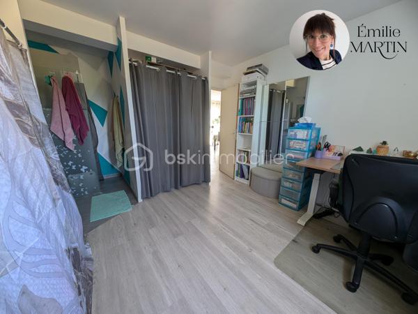 Laissez-vous séduire par cette maison récente, alliant confort, fonctionnalité et luminosité, idéale pour accueillir votre famille.

Dès l'entrée, découvrez une agréable pièce de vie traversante, baignée de lumière naturelle, avec sa cuisine aménagée et équipée ouverte sur le séjour. Un espace convivial, parfait pour partager de beaux moments en famille ou entre amis.

Le rez-de-chaussée offre également une chambre avec sa salle d'eau privative, idéale pour une vie de plain-pied, pour recevoir ou aménager un espace indépendant, ainsi qu'un WC séparé.

À l'étage, un palier dessert trois chambres confortables, une salle de bains et un second WC indépendant, offrant à chacun son espace.

À l'extérieur, vous profiterez d'un jardin clos, parfait pour les repas en extérieur, les jeux des enfants ou les soirées d'été en toute tranquillité. Un garage ainsi que deux places de stationnement privatives complètent les prestations de cette maison.

Quelques travaux de finition restent à prévoir, vous offrant l'opportunité de personnaliser les derniers détails selon vos goûts et vos envies.

Une maison récente, fonctionnelle et évolutive, qui n'attend plus que ses futurs propriétaires.

Contactez-moi dès maintenant pour organiser une visite et découvrir tout son potentiel.