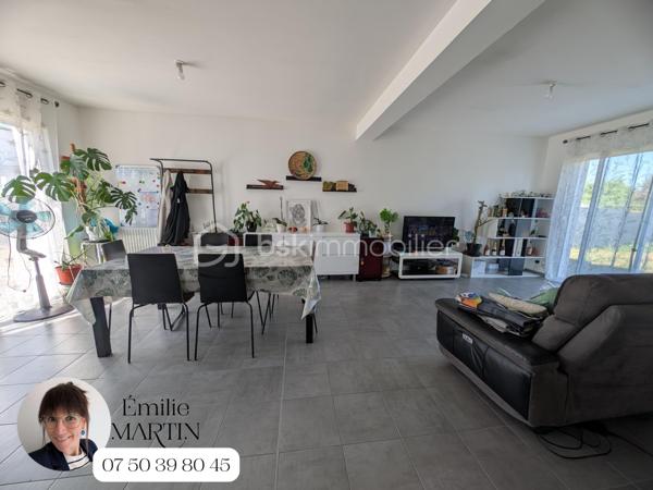 Laissez-vous séduire par cette maison récente, alliant confort, fonctionnalité et luminosité, idéale pour accueillir votre famille.

Dès l'entrée, découvrez une agréable pièce de vie traversante, baignée de lumière naturelle, avec sa cuisine aménagée et équipée ouverte sur le séjour. Un espace convivial, parfait pour partager de beaux moments en famille ou entre amis.

Le rez-de-chaussée offre également une chambre avec sa salle d'eau privative, idéale pour une vie de plain-pied, pour recevoir ou aménager un espace indépendant, ainsi qu'un WC séparé.

À l'étage, un palier dessert trois chambres confortables, une salle de bains et un second WC indépendant, offrant à chacun son espace.

À l'extérieur, vous profiterez d'un jardin clos, parfait pour les repas en extérieur, les jeux des enfants ou les soirées d'été en toute tranquillité. Un garage ainsi que deux places de stationnement privatives complètent les prestations de cette maison.

Quelques travaux de finition restent à prévoir, vous offrant l'opportunité de personnaliser les derniers détails selon vos goûts et vos envies.

Une maison récente, fonctionnelle et évolutive, qui n'attend plus que ses futurs propriétaires.

Contactez-moi dès maintenant pour organiser une visite et découvrir tout son potentiel.