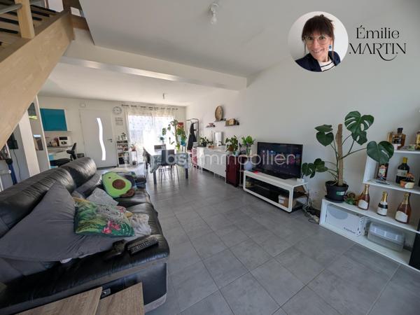 Laissez-vous séduire par cette maison récente, alliant confort, fonctionnalité et luminosité, idéale pour accueillir votre famille.

Dès l'entrée, découvrez une agréable pièce de vie traversante, baignée de lumière naturelle, avec sa cuisine aménagée et équipée ouverte sur le séjour. Un espace convivial, parfait pour partager de beaux moments en famille ou entre amis.

Le rez-de-chaussée offre également une chambre avec sa salle d'eau privative, idéale pour une vie de plain-pied, pour recevoir ou aménager un espace indépendant, ainsi qu'un WC séparé.

À l'étage, un palier dessert trois chambres confortables, une salle de bains et un second WC indépendant, offrant à chacun son espace.

À l'extérieur, vous profiterez d'un jardin clos, parfait pour les repas en extérieur, les jeux des enfants ou les soirées d'été en toute tranquillité. Un garage ainsi que deux places de stationnement privatives complètent les prestations de cette maison.

Quelques travaux de finition restent à prévoir, vous offrant l'opportunité de personnaliser les derniers détails selon vos goûts et vos envies.

Une maison récente, fonctionnelle et évolutive, qui n'attend plus que ses futurs propriétaires.

Contactez-moi dès maintenant pour organiser une visite et découvrir tout son potentiel.