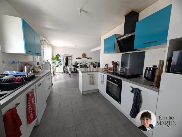 Laissez-vous séduire par cette maison récente, alliant confort, fonctionnalité et luminosité, idéale pour accueillir votre famille.

Dès l'entrée, découvrez une agréable pièce de vie traversante, baignée de lumière naturelle, avec sa cuisine aménagée et équipée ouverte sur le séjour. Un espace convivial, parfait pour partager de beaux moments en famille ou entre amis.

Le rez-de-chaussée offre également une chambre avec sa salle d'eau privative, idéale pour une vie de plain-pied, pour recevoir ou aménager un espace indépendant, ainsi qu'un WC séparé.

À l'étage, un palier dessert trois chambres confortables, une salle de bains et un second WC indépendant, offrant à chacun son espace.

À l'extérieur, vous profiterez d'un jardin clos, parfait pour les repas en extérieur, les jeux des enfants ou les soirées d'été en toute tranquillité. Un garage ainsi que deux places de stationnement privatives complètent les prestations de cette maison.

Quelques travaux de finition restent à prévoir, vous offrant l'opportunité de personnaliser les derniers détails selon vos goûts et vos envies.

Une maison récente, fonctionnelle et évolutive, qui n'attend plus que ses futurs propriétaires.

Contactez-moi dès maintenant pour organiser une visite et découvrir tout son potentiel.
