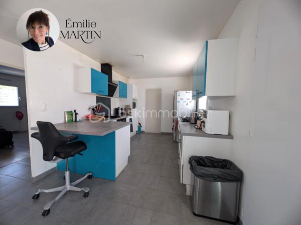 Laissez-vous séduire par cette maison récente, alliant confort, fonctionnalité et luminosité, idéale pour accueillir votre famille.

Dès l'entrée, découvrez une agréable pièce de vie traversante, baignée de lumière naturelle, avec sa cuisine aménagée et équipée ouverte sur le séjour. Un espace convivial, parfait pour partager de beaux moments en famille ou entre amis.

Le rez-de-chaussée offre également une chambre avec sa salle d'eau privative, idéale pour une vie de plain-pied, pour recevoir ou aménager un espace indépendant, ainsi qu'un WC séparé.

À l'étage, un palier dessert trois chambres confortables, une salle de bains et un second WC indépendant, offrant à chacun son espace.

À l'extérieur, vous profiterez d'un jardin clos, parfait pour les repas en extérieur, les jeux des enfants ou les soirées d'été en toute tranquillité. Un garage ainsi que deux places de stationnement privatives complètent les prestations de cette maison.

Quelques travaux de finition restent à prévoir, vous offrant l'opportunité de personnaliser les derniers détails selon vos goûts et vos envies.

Une maison récente, fonctionnelle et évolutive, qui n'attend plus que ses futurs propriétaires.

Contactez-moi dès maintenant pour organiser une visite et découvrir tout son potentiel.