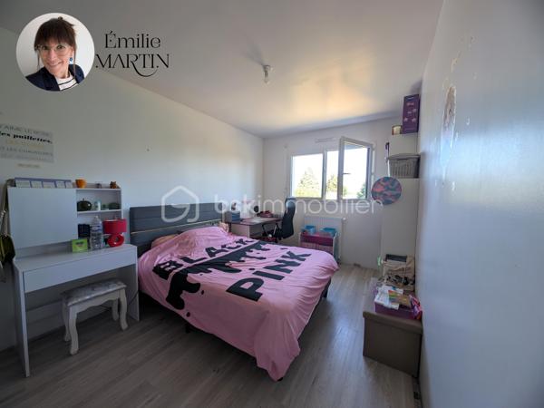 Laissez-vous séduire par cette maison récente, alliant confort, fonctionnalité et luminosité, idéale pour accueillir votre famille.

Dès l'entrée, découvrez une agréable pièce de vie traversante, baignée de lumière naturelle, avec sa cuisine aménagée et équipée ouverte sur le séjour. Un espace convivial, parfait pour partager de beaux moments en famille ou entre amis.

Le rez-de-chaussée offre également une chambre avec sa salle d'eau privative, idéale pour une vie de plain-pied, pour recevoir ou aménager un espace indépendant, ainsi qu'un WC séparé.

À l'étage, un palier dessert trois chambres confortables, une salle de bains et un second WC indépendant, offrant à chacun son espace.

À l'extérieur, vous profiterez d'un jardin clos, parfait pour les repas en extérieur, les jeux des enfants ou les soirées d'été en toute tranquillité. Un garage ainsi que deux places de stationnement privatives complètent les prestations de cette maison.

Quelques travaux de finition restent à prévoir, vous offrant l'opportunité de personnaliser les derniers détails selon vos goûts et vos envies.

Une maison récente, fonctionnelle et évolutive, qui n'attend plus que ses futurs propriétaires.

Contactez-moi dès maintenant pour organiser une visite et découvrir tout son potentiel.