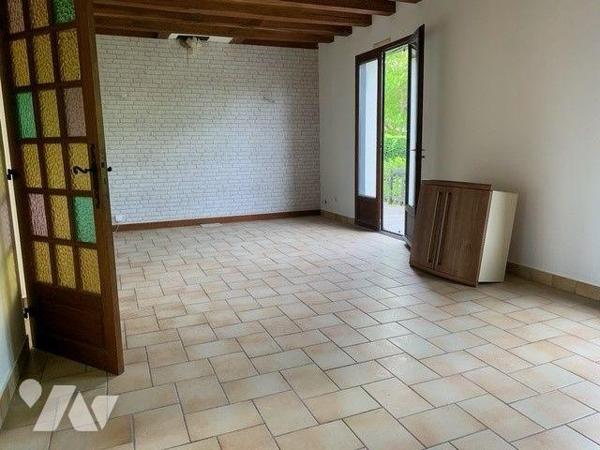 Maison sur sous-sol comprenant ,une entrée, un salon-séjour, une cuisine, deux chambres, salle ...