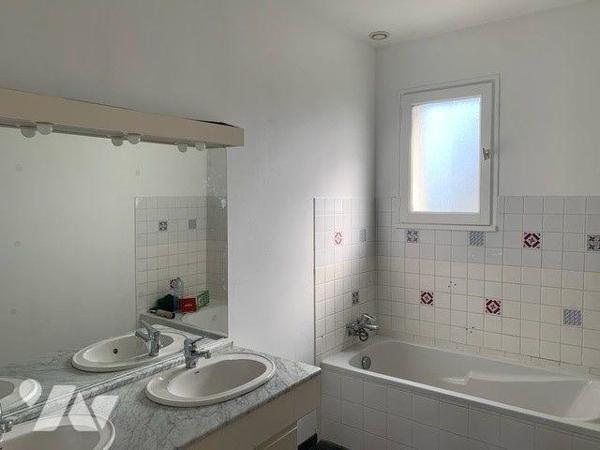 Maison sur sous-sol comprenant ,une entrée, un salon-séjour, une cuisine, deux chambres, salle ...