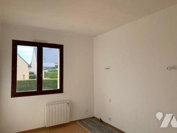 Maison sur sous-sol comprenant ,une entrée, un salon-séjour, une cuisine, deux chambres, salle ...