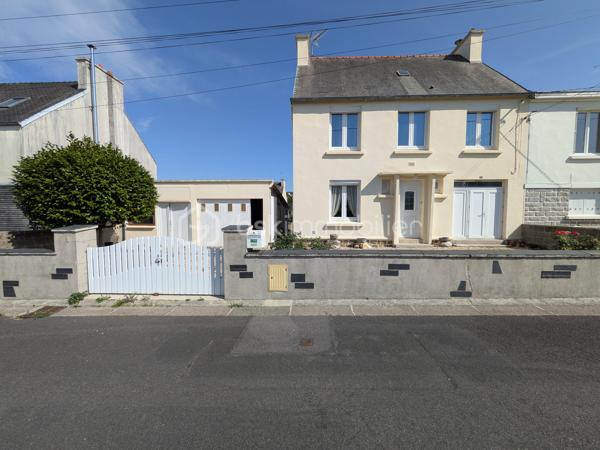 NOUVEAUTE SUR LANDERNEAU
Et si votre prochaine maison était celle-ci ? 

Située dans un quartier résidentiel recherché et paisible de Landerneau, à seulement 10 minutes à pied du centre-ville et 5 minute d'une école, cette maison mitoyenne des années 60 offre un beau potentiel pour une famille ou un projet de rénovation.

D’une surface de 98 m², elle se compose au rez-de-chaussée d’un dégagement, d’un séjour, d’une cuisine et d’un wc. 
Au premier étage vous y trouverez 4 chambres et une salle d’eau avec wc. 
Au deuxième étage étage, laissez-vous surprendre par un grenier aménageable.

A l’extérieur, vous pourrez profiter d’un petit jardin clos, idéal pour les enfants, les animaux ou les moments de détente, ainsi que deux appentis et un garage, apportant de nombreux espaces de rangement.

Le tout sur un terrain de 418 m² constructible.

Chauffage au gaz. Menuiseries bois double vitrage.
Contrôle assainissement conforme en date du 20 juillet 2026.

La maison est couverte d’une toiture en ardoises naturelles, un atout de qualité et de durabilité.

Une belle opportunité pour les personnes en quête d’un bien à personnaliser dans un environnement agréable.

A visiter sans tarder ! N'hésitez pas à me joindre pour une visite!