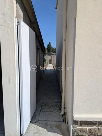 NOUVEAUTE SUR LANDERNEAU
Et si votre prochaine maison était celle-ci ? 

Située dans un quartier résidentiel recherché et paisible de Landerneau, à seulement 10 minutes à pied du centre-ville et 5 minute d'une école, cette maison mitoyenne des années 60 offre un beau potentiel pour une famille ou un projet de rénovation.

D’une surface de 98 m², elle se compose au rez-de-chaussée d’un dégagement, d’un séjour, d’une cuisine et d’un wc. 
Au premier étage vous y trouverez 4 chambres et une salle d’eau avec wc. 
Au deuxième étage étage, laissez-vous surprendre par un grenier aménageable.

A l’extérieur, vous pourrez profiter d’un petit jardin clos, idéal pour les enfants, les animaux ou les moments de détente, ainsi que deux appentis et un garage, apportant de nombreux espaces de rangement.

Le tout sur un terrain de 418 m² constructible.

Chauffage au gaz. Menuiseries bois double vitrage.
Contrôle assainissement conforme en date du 20 juillet 2026.

La maison est couverte d’une toiture en ardoises naturelles, un atout de qualité et de durabilité.

Une belle opportunité pour les personnes en quête d’un bien à personnaliser dans un environnement agréable.

A visiter sans tarder ! N'hésitez pas à me joindre pour une visite!