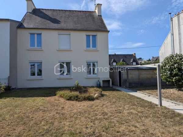 NOUVEAUTE SUR LANDERNEAU
Et si votre prochaine maison était celle-ci ? 

Située dans un quartier résidentiel recherché et paisible de Landerneau, à seulement 10 minutes à pied du centre-ville et 5 minute d'une école, cette maison mitoyenne des années 60 offre un beau potentiel pour une famille ou un projet de rénovation.

D’une surface de 98 m², elle se compose au rez-de-chaussée d’un dégagement, d’un séjour, d’une cuisine et d’un wc. 
Au premier étage vous y trouverez 4 chambres et une salle d’eau avec wc. 
Au deuxième étage étage, laissez-vous surprendre par un grenier aménageable.

A l’extérieur, vous pourrez profiter d’un petit jardin clos, idéal pour les enfants, les animaux ou les moments de détente, ainsi que deux appentis et un garage, apportant de nombreux espaces de rangement.

Le tout sur un terrain de 418 m² constructible.

Chauffage au gaz. Menuiseries bois double vitrage.
Contrôle assainissement conforme en date du 20 juillet 2026.

La maison est couverte d’une toiture en ardoises naturelles, un atout de qualité et de durabilité.

Une belle opportunité pour les personnes en quête d’un bien à personnaliser dans un environnement agréable.

A visiter sans tarder ! N'hésitez pas à me joindre pour une visite!