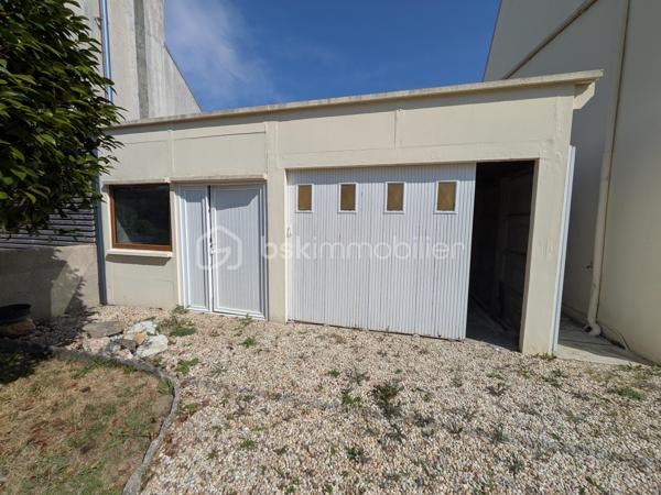 NOUVEAUTE SUR LANDERNEAU
Et si votre prochaine maison était celle-ci ? 

Située dans un quartier résidentiel recherché et paisible de Landerneau, à seulement 10 minutes à pied du centre-ville et 5 minute d'une école, cette maison mitoyenne des années 60 offre un beau potentiel pour une famille ou un projet de rénovation.

D’une surface de 98 m², elle se compose au rez-de-chaussée d’un dégagement, d’un séjour, d’une cuisine et d’un wc. 
Au premier étage vous y trouverez 4 chambres et une salle d’eau avec wc. 
Au deuxième étage étage, laissez-vous surprendre par un grenier aménageable.

A l’extérieur, vous pourrez profiter d’un petit jardin clos, idéal pour les enfants, les animaux ou les moments de détente, ainsi que deux appentis et un garage, apportant de nombreux espaces de rangement.

Le tout sur un terrain de 418 m² constructible.

Chauffage au gaz. Menuiseries bois double vitrage.
Contrôle assainissement conforme en date du 20 juillet 2026.

La maison est couverte d’une toiture en ardoises naturelles, un atout de qualité et de durabilité.

Une belle opportunité pour les personnes en quête d’un bien à personnaliser dans un environnement agréable.

A visiter sans tarder ! N'hésitez pas à me joindre pour une visite!