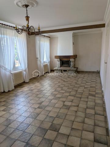 NOUVEAUTE SUR LANDERNEAU
Et si votre prochaine maison était celle-ci ? 

Située dans un quartier résidentiel recherché et paisible de Landerneau, à seulement 10 minutes à pied du centre-ville et 5 minute d'une école, cette maison mitoyenne des années 60 offre un beau potentiel pour une famille ou un projet de rénovation.

D’une surface de 98 m², elle se compose au rez-de-chaussée d’un dégagement, d’un séjour, d’une cuisine et d’un wc. 
Au premier étage vous y trouverez 4 chambres et une salle d’eau avec wc. 
Au deuxième étage étage, laissez-vous surprendre par un grenier aménageable.

A l’extérieur, vous pourrez profiter d’un petit jardin clos, idéal pour les enfants, les animaux ou les moments de détente, ainsi que deux appentis et un garage, apportant de nombreux espaces de rangement.

Le tout sur un terrain de 418 m² constructible.

Chauffage au gaz. Menuiseries bois double vitrage.
Contrôle assainissement conforme en date du 20 juillet 2026.

La maison est couverte d’une toiture en ardoises naturelles, un atout de qualité et de durabilité.

Une belle opportunité pour les personnes en quête d’un bien à personnaliser dans un environnement agréable.

A visiter sans tarder ! N'hésitez pas à me joindre pour une visite!