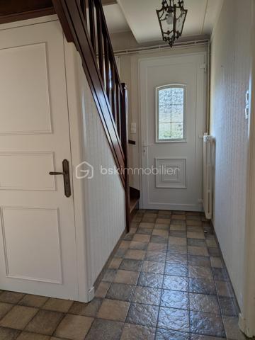 NOUVEAUTE SUR LANDERNEAU
Et si votre prochaine maison était celle-ci ? 

Située dans un quartier résidentiel recherché et paisible de Landerneau, à seulement 10 minutes à pied du centre-ville et 5 minute d'une école, cette maison mitoyenne des années 60 offre un beau potentiel pour une famille ou un projet de rénovation.

D’une surface de 98 m², elle se compose au rez-de-chaussée d’un dégagement, d’un séjour, d’une cuisine et d’un wc. 
Au premier étage vous y trouverez 4 chambres et une salle d’eau avec wc. 
Au deuxième étage étage, laissez-vous surprendre par un grenier aménageable.

A l’extérieur, vous pourrez profiter d’un petit jardin clos, idéal pour les enfants, les animaux ou les moments de détente, ainsi que deux appentis et un garage, apportant de nombreux espaces de rangement.

Le tout sur un terrain de 418 m² constructible.

Chauffage au gaz. Menuiseries bois double vitrage.
Contrôle assainissement conforme en date du 20 juillet 2026.

La maison est couverte d’une toiture en ardoises naturelles, un atout de qualité et de durabilité.

Une belle opportunité pour les personnes en quête d’un bien à personnaliser dans un environnement agréable.

A visiter sans tarder ! N'hésitez pas à me joindre pour une visite!