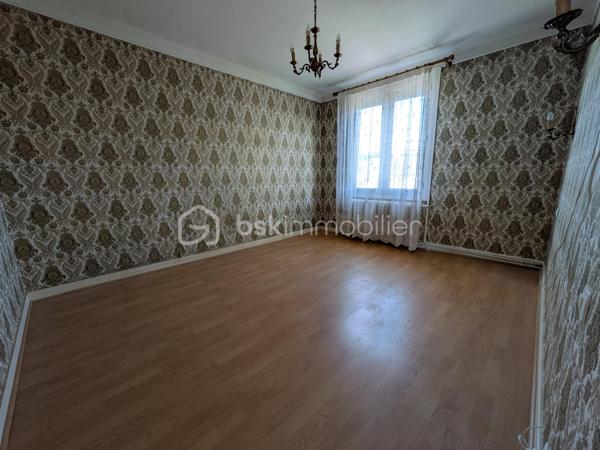 NOUVEAUTE SUR LANDERNEAU
Et si votre prochaine maison était celle-ci ? 

Située dans un quartier résidentiel recherché et paisible de Landerneau, à seulement 10 minutes à pied du centre-ville et 5 minute d'une école, cette maison mitoyenne des années 60 offre un beau potentiel pour une famille ou un projet de rénovation.

D’une surface de 98 m², elle se compose au rez-de-chaussée d’un dégagement, d’un séjour, d’une cuisine et d’un wc. 
Au premier étage vous y trouverez 4 chambres et une salle d’eau avec wc. 
Au deuxième étage étage, laissez-vous surprendre par un grenier aménageable.

A l’extérieur, vous pourrez profiter d’un petit jardin clos, idéal pour les enfants, les animaux ou les moments de détente, ainsi que deux appentis et un garage, apportant de nombreux espaces de rangement.

Le tout sur un terrain de 418 m² constructible.

Chauffage au gaz. Menuiseries bois double vitrage.
Contrôle assainissement conforme en date du 20 juillet 2026.

La maison est couverte d’une toiture en ardoises naturelles, un atout de qualité et de durabilité.

Une belle opportunité pour les personnes en quête d’un bien à personnaliser dans un environnement agréable.

A visiter sans tarder ! N'hésitez pas à me joindre pour une visite!