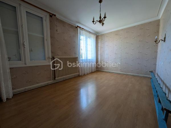NOUVEAUTE SUR LANDERNEAU
Et si votre prochaine maison était celle-ci ? 

Située dans un quartier résidentiel recherché et paisible de Landerneau, à seulement 10 minutes à pied du centre-ville et 5 minute d'une école, cette maison mitoyenne des années 60 offre un beau potentiel pour une famille ou un projet de rénovation.

D’une surface de 98 m², elle se compose au rez-de-chaussée d’un dégagement, d’un séjour, d’une cuisine et d’un wc. 
Au premier étage vous y trouverez 4 chambres et une salle d’eau avec wc. 
Au deuxième étage étage, laissez-vous surprendre par un grenier aménageable.

A l’extérieur, vous pourrez profiter d’un petit jardin clos, idéal pour les enfants, les animaux ou les moments de détente, ainsi que deux appentis et un garage, apportant de nombreux espaces de rangement.

Le tout sur un terrain de 418 m² constructible.

Chauffage au gaz. Menuiseries bois double vitrage.
Contrôle assainissement conforme en date du 20 juillet 2026.

La maison est couverte d’une toiture en ardoises naturelles, un atout de qualité et de durabilité.

Une belle opportunité pour les personnes en quête d’un bien à personnaliser dans un environnement agréable.

A visiter sans tarder ! N'hésitez pas à me joindre pour une visite!