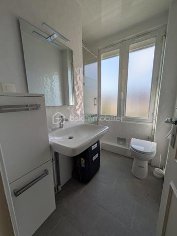 NOUVEAUTE SUR LANDERNEAU
Et si votre prochaine maison était celle-ci ? 

Située dans un quartier résidentiel recherché et paisible de Landerneau, à seulement 10 minutes à pied du centre-ville et 5 minute d'une école, cette maison mitoyenne des années 60 offre un beau potentiel pour une famille ou un projet de rénovation.

D’une surface de 98 m², elle se compose au rez-de-chaussée d’un dégagement, d’un séjour, d’une cuisine et d’un wc. 
Au premier étage vous y trouverez 4 chambres et une salle d’eau avec wc. 
Au deuxième étage étage, laissez-vous surprendre par un grenier aménageable.

A l’extérieur, vous pourrez profiter d’un petit jardin clos, idéal pour les enfants, les animaux ou les moments de détente, ainsi que deux appentis et un garage, apportant de nombreux espaces de rangement.

Le tout sur un terrain de 418 m² constructible.

Chauffage au gaz. Menuiseries bois double vitrage.
Contrôle assainissement conforme en date du 20 juillet 2026.

La maison est couverte d’une toiture en ardoises naturelles, un atout de qualité et de durabilité.

Une belle opportunité pour les personnes en quête d’un bien à personnaliser dans un environnement agréable.

A visiter sans tarder ! N'hésitez pas à me joindre pour une visite!
