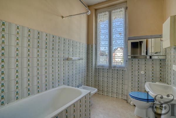 Maison de ville avec cour à Sainte-Livrade-sur-Lot ( Lot-et-Garonne, 47)