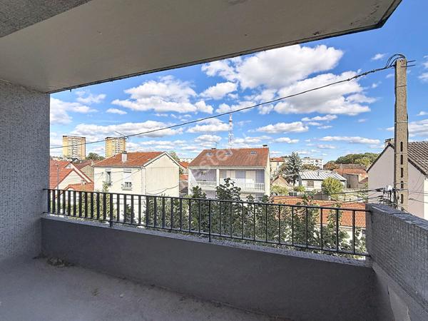 MONTREUIL, RUE PAVILLONNAIRE PROCHE DU PARC MONTREAU, APPARTEMENT 3 PIECES TRAVERSANT AVEC BALCON ET CAVE.