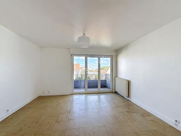 MONTREUIL, RUE PAVILLONNAIRE PROCHE DU PARC MONTREAU, APPARTEMENT 3 PIECES TRAVERSANT AVEC BALCON ET CAVE.