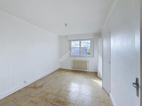 MONTREUIL, RUE PAVILLONNAIRE PROCHE DU PARC MONTREAU, APPARTEMENT 3 PIECES TRAVERSANT AVEC BALCON ET CAVE.