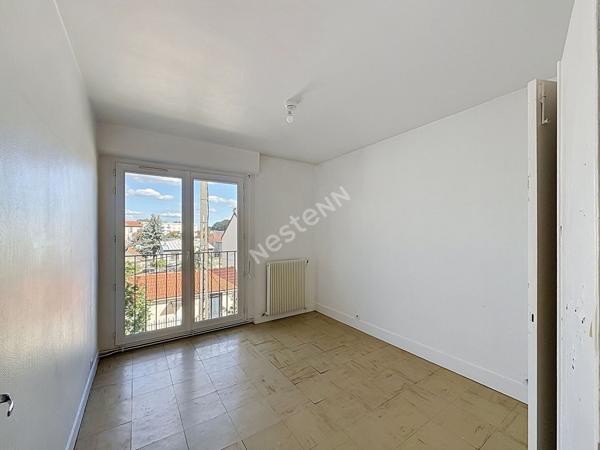 MONTREUIL, RUE PAVILLONNAIRE PROCHE DU PARC MONTREAU, APPARTEMENT 3 PIECES TRAVERSANT AVEC BALCON ET CAVE.