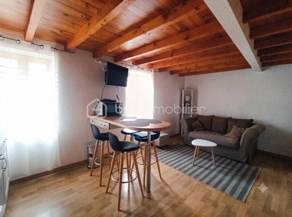 A vendre dans une rue commerçante, un immeuble de 3 lots d'habitation d'environ 90 m2, lumineux.
Lot N°1 avec accès en RDC : ancien local commercial pouvant être transformé en habitation avec une pièce  supplémentaire au 1 er étage, WC. Surface d'environ 36 m2.
Lot N° 2 à l'étage suivant : Beau studio d'environ 18 m2 composé d'un espace cuisine/salon, salle d'eau, WC. Climatisation. 
Lot N°3 aux deux derniers étages, se situe un très beau duplex d'environ 35 m2 entièrement restauré, deux chambres, salle d'eau et WC. Climatisation dans chaque pièce. 

Fort potentiel de rendement locatif grâce à son emplacement et sa rénovation.
La rénovation des Thermes depuis 2025 apporte une fréquentation en nette progression, offrant un contexte particulièrement favorable à l'investissement locatif.

Classé D 181
GES B 6

Estimation des coûts annuels d'énergie : 983 à 1 329€