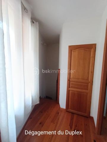 A vendre dans une rue commerçante, un immeuble de 3 lots d'habitation d'environ 90 m2, lumineux.
Lot N°1 avec accès en RDC : ancien local commercial pouvant être transformé en habitation avec une pièce  supplémentaire au 1 er étage, WC. Surface d'environ 36 m2.
Lot N° 2 à l'étage suivant : Beau studio d'environ 18 m2 composé d'un espace cuisine/salon, salle d'eau, WC. Climatisation. 
Lot N°3 aux deux derniers étages, se situe un très beau duplex d'environ 35 m2 entièrement restauré, deux chambres, salle d'eau et WC. Climatisation dans chaque pièce. 

Fort potentiel de rendement locatif grâce à son emplacement et sa rénovation.
La rénovation des Thermes depuis 2025 apporte une fréquentation en nette progression, offrant un contexte particulièrement favorable à l'investissement locatif.

Classé D 181
GES B 6

Estimation des coûts annuels d'énergie : 983 à 1 329€