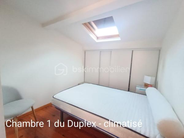 A vendre dans une rue commerçante, un immeuble de 3 lots d'habitation d'environ 90 m2, lumineux.
Lot N°1 avec accès en RDC : ancien local commercial pouvant être transformé en habitation avec une pièce  supplémentaire au 1 er étage, WC. Surface d'environ 36 m2.
Lot N° 2 à l'étage suivant : Beau studio d'environ 18 m2 composé d'un espace cuisine/salon, salle d'eau, WC. Climatisation. 
Lot N°3 aux deux derniers étages, se situe un très beau duplex d'environ 35 m2 entièrement restauré, deux chambres, salle d'eau et WC. Climatisation dans chaque pièce. 

Fort potentiel de rendement locatif grâce à son emplacement et sa rénovation.
La rénovation des Thermes depuis 2025 apporte une fréquentation en nette progression, offrant un contexte particulièrement favorable à l'investissement locatif.

Classé D 181
GES B 6

Estimation des coûts annuels d'énergie : 983 à 1 329€
