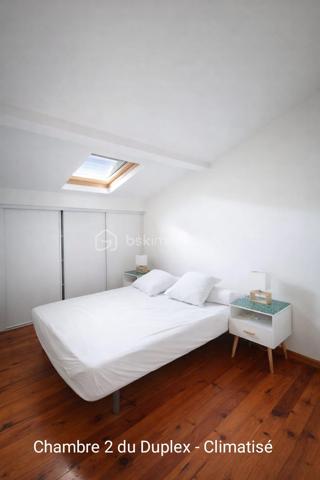 A vendre dans une rue commerçante, un immeuble de 3 lots d'habitation d'environ 90 m2, lumineux.
Lot N°1 avec accès en RDC : ancien local commercial pouvant être transformé en habitation avec une pièce  supplémentaire au 1 er étage, WC. Surface d'environ 36 m2.
Lot N° 2 à l'étage suivant : Beau studio d'environ 18 m2 composé d'un espace cuisine/salon, salle d'eau, WC. Climatisation. 
Lot N°3 aux deux derniers étages, se situe un très beau duplex d'environ 35 m2 entièrement restauré, deux chambres, salle d'eau et WC. Climatisation dans chaque pièce. 

Fort potentiel de rendement locatif grâce à son emplacement et sa rénovation.
La rénovation des Thermes depuis 2025 apporte une fréquentation en nette progression, offrant un contexte particulièrement favorable à l'investissement locatif.

Classé D 181
GES B 6

Estimation des coûts annuels d'énergie : 983 à 1 329€