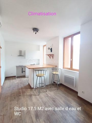 A vendre dans une rue commerçante, un immeuble de 3 lots d'habitation d'environ 90 m2, lumineux.
Lot N°1 avec accès en RDC : ancien local commercial pouvant être transformé en habitation avec une pièce  supplémentaire au 1 er étage, WC. Surface d'environ 36 m2.
Lot N° 2 à l'étage suivant : Beau studio d'environ 18 m2 composé d'un espace cuisine/salon, salle d'eau, WC. Climatisation. 
Lot N°3 aux deux derniers étages, se situe un très beau duplex d'environ 35 m2 entièrement restauré, deux chambres, salle d'eau et WC. Climatisation dans chaque pièce. 

Fort potentiel de rendement locatif grâce à son emplacement et sa rénovation.
La rénovation des Thermes depuis 2025 apporte une fréquentation en nette progression, offrant un contexte particulièrement favorable à l'investissement locatif.

Classé D 181
GES B 6

Estimation des coûts annuels d'énergie : 983 à 1 329€