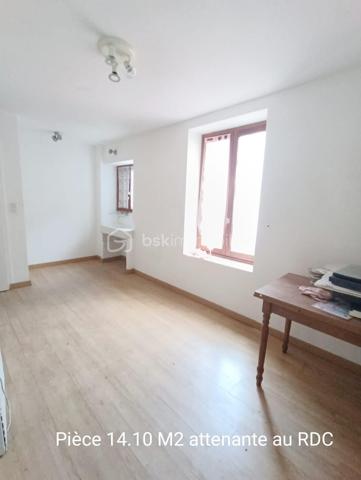 A vendre dans une rue commerçante, un immeuble de 3 lots d'habitation d'environ 90 m2, lumineux.
Lot N°1 avec accès en RDC : ancien local commercial pouvant être transformé en habitation avec une pièce  supplémentaire au 1 er étage, WC. Surface d'environ 36 m2.
Lot N° 2 à l'étage suivant : Beau studio d'environ 18 m2 composé d'un espace cuisine/salon, salle d'eau, WC. Climatisation. 
Lot N°3 aux deux derniers étages, se situe un très beau duplex d'environ 35 m2 entièrement restauré, deux chambres, salle d'eau et WC. Climatisation dans chaque pièce. 

Fort potentiel de rendement locatif grâce à son emplacement et sa rénovation.
La rénovation des Thermes depuis 2025 apporte une fréquentation en nette progression, offrant un contexte particulièrement favorable à l'investissement locatif.

Classé D 181
GES B 6

Estimation des coûts annuels d'énergie : 983 à 1 329€
