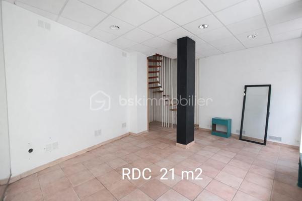 A vendre dans une rue commerçante, un immeuble de 3 lots d'habitation d'environ 90 m2, lumineux.
Lot N°1 avec accès en RDC : ancien local commercial pouvant être transformé en habitation avec une pièce  supplémentaire au 1 er étage, WC. Surface d'environ 36 m2.
Lot N° 2 à l'étage suivant : Beau studio d'environ 18 m2 composé d'un espace cuisine/salon, salle d'eau, WC. Climatisation. 
Lot N°3 aux deux derniers étages, se situe un très beau duplex d'environ 35 m2 entièrement restauré, deux chambres, salle d'eau et WC. Climatisation dans chaque pièce. 

Fort potentiel de rendement locatif grâce à son emplacement et sa rénovation.
La rénovation des Thermes depuis 2025 apporte une fréquentation en nette progression, offrant un contexte particulièrement favorable à l'investissement locatif.

Classé D 181
GES B 6

Estimation des coûts annuels d'énergie : 983 à 1 329€