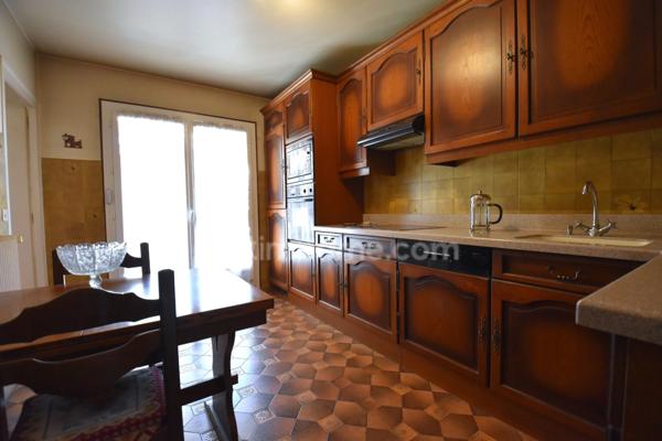 ANNECY - GRAND APPARTEMENT LUMINEUX DE 93 m² A RENOVER - T3/T4 - BALCON - GARAGE - CAVES - VUE MONTAGNES